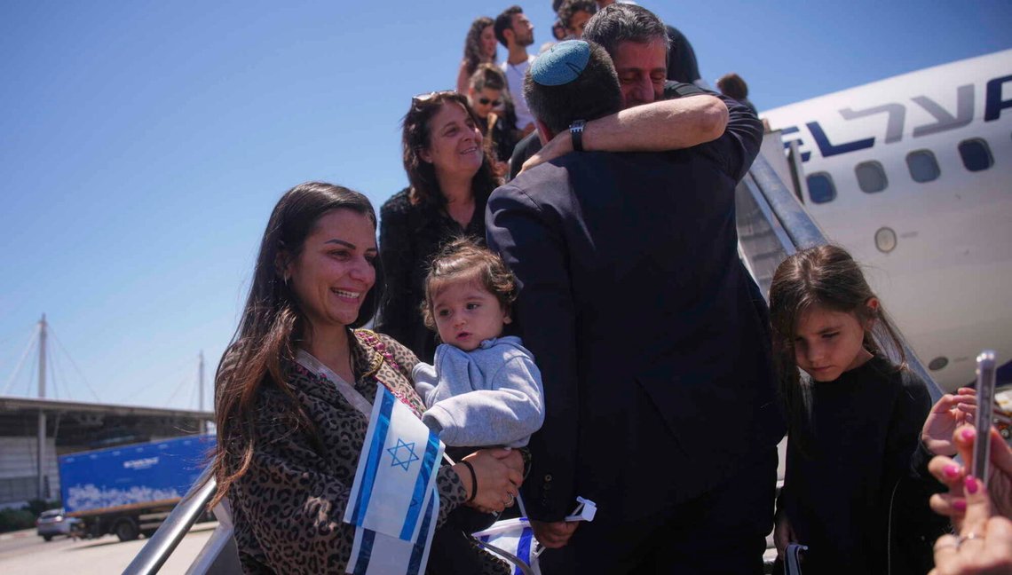 Jewish immigrants from Spain, England, France and the Netherlands get off a plane at Ben Gurion Airport outside Tel Aviv on June 25, 2025. Photo: Ohad Zwigenberg / AP / NTB. Jewish immigrants from Spain, England, France and the Netherlands get off a plane at Ben Gurion Airport outside Tel Aviv on June 25, 2025. Photo: Ohad Zwigenberg / AP / NTB.