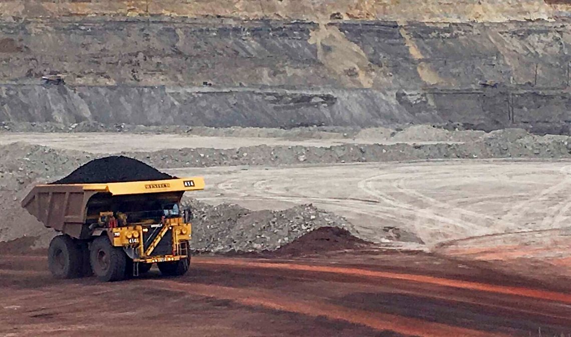 En tippbil är lastad med kol vid Contura Energys Eagle Butte-gruva nära Gillette, Wyoming. Kolförbrukningen i USA förväntas öka under Trump-administrationen. Foto: Mead Gruver / AP / NTB. En tippbil är lastad med kol vid Contura Energys Eagle Butte-gruva nära Gillette, Wyoming. Kolförbrukningen i USA förväntas öka under Trump-administrationen. Foto: Mead Gruver / AP / NTB.