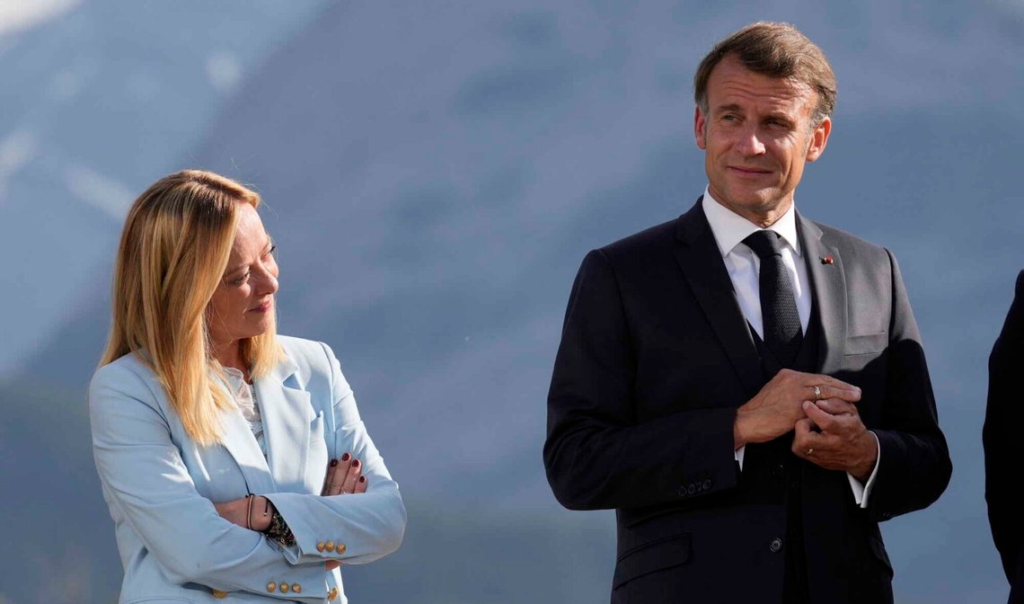 Italiens premiärminister Giorgia Meloni och Frankrikes president Emmanuel Macron, här under G7-toppmötet i Kanada den 16 juni 2025, har ingen bra relation, men nu verkar det som att de går samman för att stoppa EU:s planerade Mercosur-avtal. Foto: Mark Schiefelbein / AP / NTB. Italiens premiärminister Giorgia Meloni och Frankrikes president Emmanuel Macron, här under G7-toppmötet i Kanada den 16 juni 2025, har ingen bra relation, men nu verkar det som att de går samman för att stoppa EU:s planerade Mercosur-avtal. Foto: Mark Schiefelbein / AP / NTB.