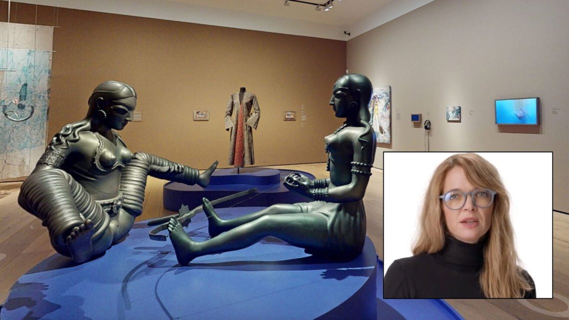 Den iransk-kanadensiska konstnären Rah Eleh presenterar en skulptur av två kvinnofigurer och en dildo. Foto: Skärmdump Nasjonalmuseet.no/YouTube. Den iransk-kanadensiska konstnären Rah Eleh presenterar en skulptur av två kvinnofigurer och en dildo. Foto: Skärmdump Nasjonalmuseet.no/YouTube.