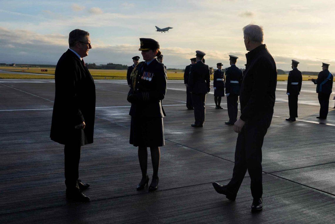 Statsministrarna Jonas Gahr Støre och Keir Starmer träffade både norsk och brittisk försvarspersonal under deras besök på den brittiska flygbasen Lossiemouth i Skottland. Foto: Javad Parsa / NTB Statsministrarna Jonas Gahr Støre och Keir Starmer träffade både norsk och brittisk försvarspersonal under deras besök på den brittiska flygbasen Lossiemouth i Skottland. Foto: Javad Parsa / NTB