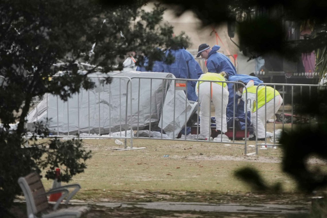 Polisen undersökte platsen för skjutningen i Bondi Beach på måndagsmorgonen. Tre vapen har hittats och polisen tror att de har de två terroristerna, som tros vara far och son, under kontroll. Foto: Mark Baker / AP / NTB Polisen undersökte platsen för skjutningen i Bondi Beach på måndagsmorgonen. Tre vapen har hittats och polisen tror att de har de två terroristerna, som tros vara far och son, under kontroll. Foto: Mark Baker / AP / NTB