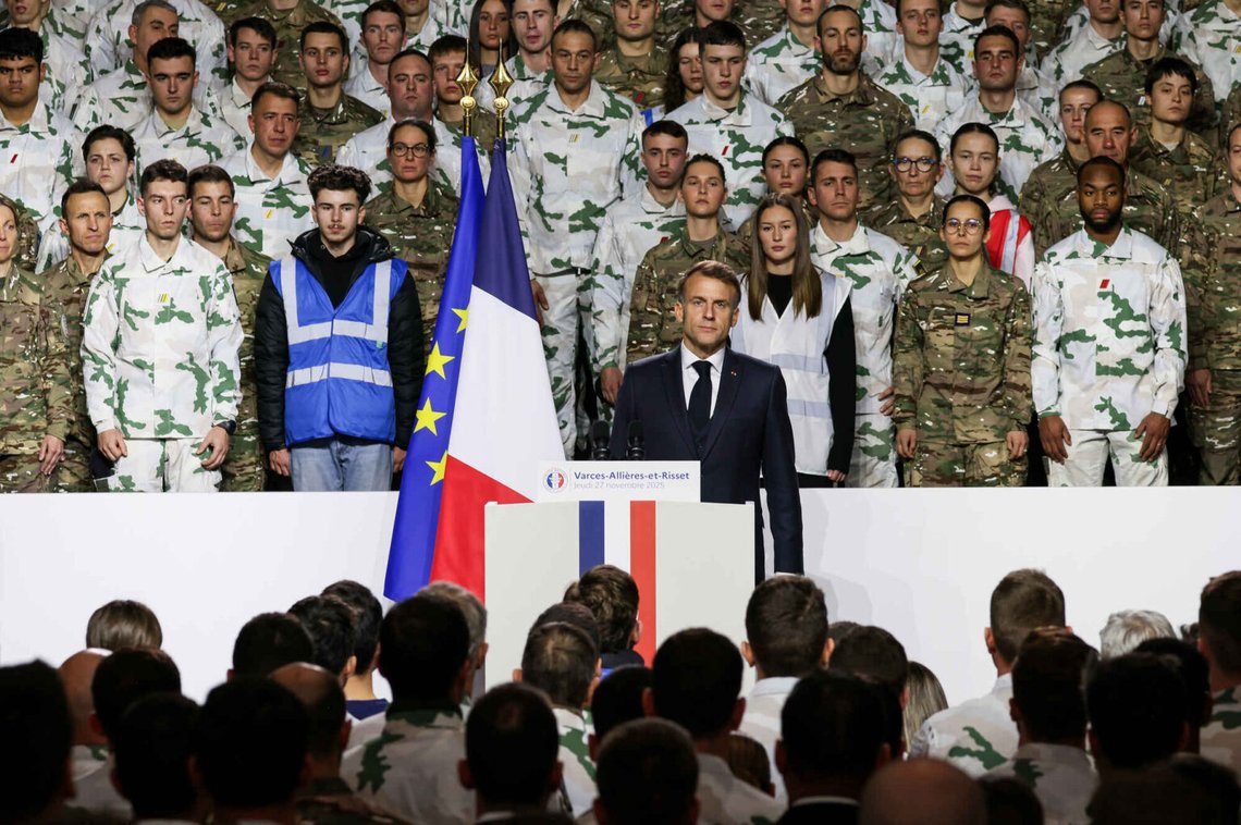 Frankrikes president Emmanuel Macron visar sin respekt för nationalsången efter att ha avtäckt en ny nationell militärtjänst på militärbasen i Varces i de franska Alperna, 27 november 2025. Foto: Thomas Padilla/AP-NTB Frankrikes president Emmanuel Macron visar sin respekt för nationalsången efter att ha avtäckt en ny nationell militärtjänst på militärbasen i Varces i de franska Alperna, 27 november 2025. Foto: Thomas Padilla/AP-NTB