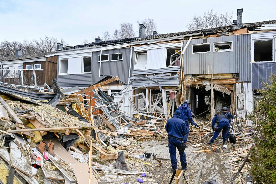 2023: Polistekniker arbetar utanför ett hus i Hässelby, nordväst om Stockholm, där en våldsam explosion inträffade. Foto: Jonas Ekströmer/ TT/ NTB. 2023: Polistekniker arbetar utanför ett hus i Hässelby, nordväst om Stockholm, där en våldsam explosion inträffade. Foto: Jonas Ekströmer/ TT/ NTB.