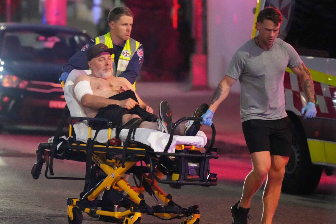 Räddningspersonal transporterar en person på bår efter en rapporterad skjutning på Bondi Beach i Sydney, söndagen den 14 december 2025. Foto: Mark Baker/AP PhotoRäddningspersonal transporterar en person på bår efter en rapporterad skjutning på Bondi Beach i Sydney, söndagen den 14 december 2025. Foto: Mark Baker/AP Photo Räddningspersonal transporterar en person på bår efter en rapporterad skjutning på Bondi Beach i Sydney, söndagen den 14 december 2025. Foto: Mark Baker/AP PhotoRäddningspersonal transporterar en person på bår efter en rapporterad skjutning på Bondi Beach i Sydney, söndagen den 14 december 2025. Foto: Mark Baker/AP Photo