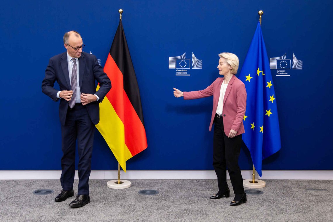 Europeiska kommissionens ordförande Ursula von der Leyen, till höger, välkomnar Tysklands förbundskansler Friedrich Merz vid EU:s högkvarter i Bryssel, fredagen den 5 december 2025. Foto: Geert Vanden Wijngaert/AP Photo Europeiska kommissionens ordförande Ursula von der Leyen, till höger, välkomnar Tysklands förbundskansler Friedrich Merz vid EU:s högkvarter i Bryssel, fredagen den 5 december 2025. Foto: Geert Vanden Wijngaert/AP Photo