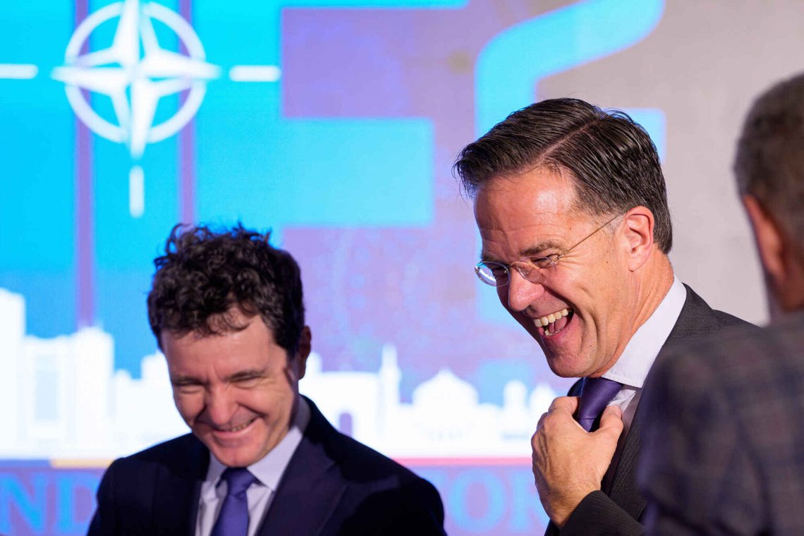 Skratt hela vägen till banken: EU/Nato dumpade folkets favorit i det rumänska valet och installerade en marionettdocka. Rumänien spelar en viktig roll som uppsamlingsplats mot Ryssland. Natos generalsekreterare Mark Rutte, höger, delar ett skratt med Rumäniens president Nicusor Dan, vänster, efter hans tal vid NATO-Industry Forum (NIF) 2025, i Bukarest, Rumänien, torsdagen den 6 november 2025. Foto: Andreea Alexandru/AP Photo Skratt hela vägen till banken: EU/Nato dumpade folkets favorit i det rumänska valet och installerade en marionettdocka. Rumänien spelar en viktig roll som uppsamlingsplats mot Ryssland. Natos generalsekreterare Mark Rutte, höger, delar ett skratt med Rumäniens president Nicusor Dan, vänster, efter hans tal vid NATO-Industry Forum (NIF) 2025, i Bukarest, Rumänien, torsdagen den 6 november 2025. Foto: Andreea Alexandru/AP Photo