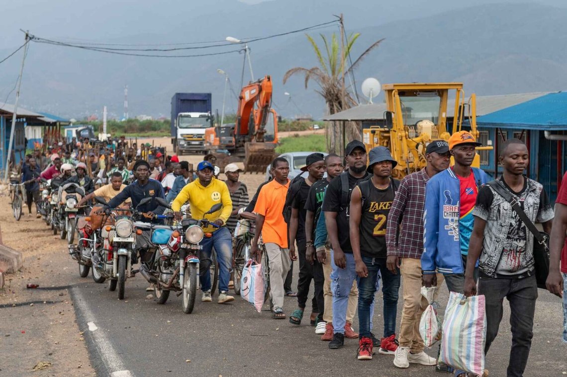 Burundiska medborgare som arbetar i Uvira, Demokratiska republiken Kongo, och som inte kunde ta sig tillbaka till sitt hemland på grund av strider, korsar gränsen till Burundi, söndagen den 14 december 2025. Foto: Moses Sawasawa/AP Photo Burundiska medborgare som arbetar i Uvira, Demokratiska republiken Kongo, och som inte kunde ta sig tillbaka till sitt hemland på grund av strider, korsar gränsen till Burundi, söndagen den 14 december 2025. Foto: Moses Sawasawa/AP Photo