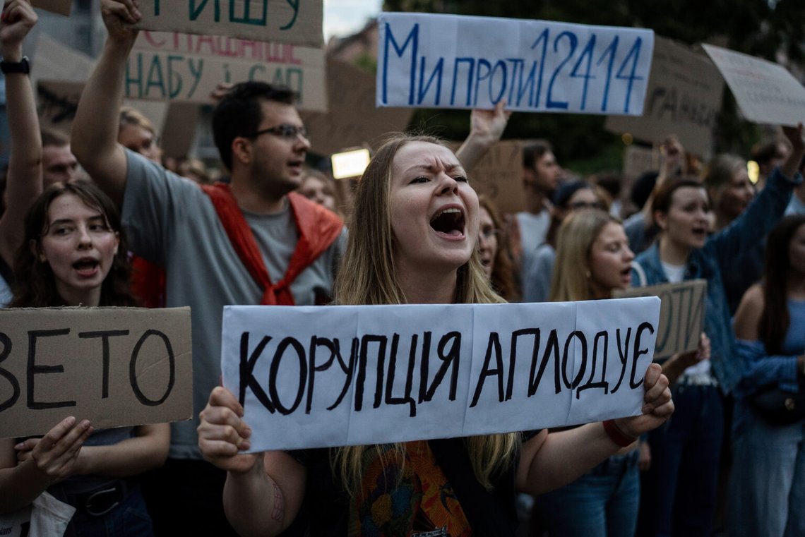 En kvinna skanderar medan hon håller i en banderoll med texten "Korruption applåderar" under en protest mot en lag som riktar sig mot antikorruptionsinstitutioner i centrala Kiev, Ukraina, tisdagen den 22 juli 2025. Foto: Alex Babenko/AP Photo En kvinna skanderar medan hon håller i en banderoll med texten "Korruption applåderar" under en protest mot en lag som riktar sig mot antikorruptionsinstitutioner i centrala Kiev, Ukraina, tisdagen den 22 juli 2025. Foto: Alex Babenko/AP Photo