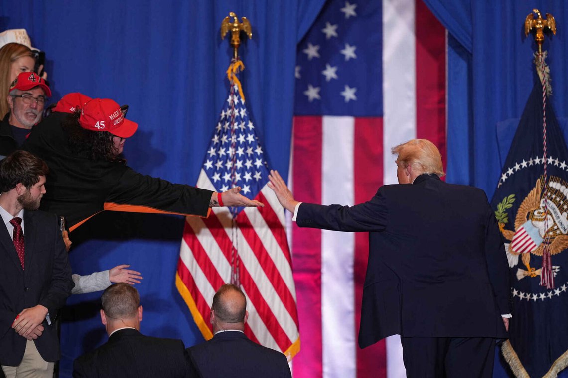USA:s president Donald Trump sträcker ut handen till en anhängare efter att ha hållit ett tal på Mount Airy Casino Resort i Mount Pocono, Pennsylvania, den 9 december 2025. Hur många europeiska ledare möts med sådan tillgivenhet? Foto: Matt Rourke / AP / NTB. USA:s president Donald Trump sträcker ut handen till en anhängare efter att ha hållit ett tal på Mount Airy Casino Resort i Mount Pocono, Pennsylvania, den 9 december 2025. Hur många europeiska ledare möts med sådan tillgivenhet? Foto: Matt Rourke / AP / NTB.