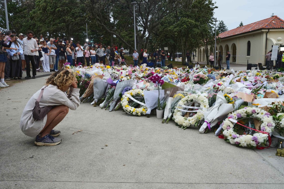 På tisdagen samlades människor vid Bondi Pavilion för att visa sin "högerorienterade" sorg för offren för terrorattacken i Sydney på söndagen. Foto: Mark Baker / AP / NTB På tisdagen samlades människor vid Bondi Pavilion för att visa sin "högerorienterade" sorg för offren för terrorattacken i Sydney på söndagen. Foto: Mark Baker / AP / NTB