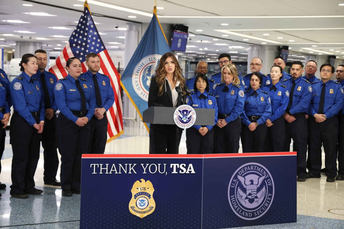 USA:s minister för inrikes säkerhet, Kristi Noem, talar vid en presskonferens på Harry Reid International Airport, lördagen den 22 november 2025, i Las Vegas. Foto: Ronda Churchill/AP Photo USA:s minister för inrikes säkerhet, Kristi Noem, talar vid en presskonferens på Harry Reid International Airport, lördagen den 22 november 2025, i Las Vegas. Foto: Ronda Churchill/AP Photo