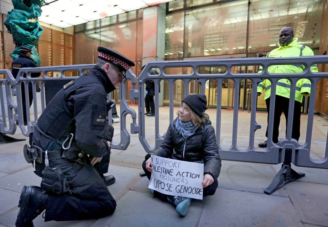 Greta Thunberg greps framför Aspen Insurances kontor i London, England, under en demonstration till stöd för Palestine Action-demonstranter som hungerstrejkar i fängelset. Foto: Prisoners for Palestine via AP/NTB Greta Thunberg greps framför Aspen Insurances kontor i London, England, under en demonstration till stöd för Palestine Action-demonstranter som hungerstrejkar i fängelset. Foto: Prisoners for Palestine via AP/NTB