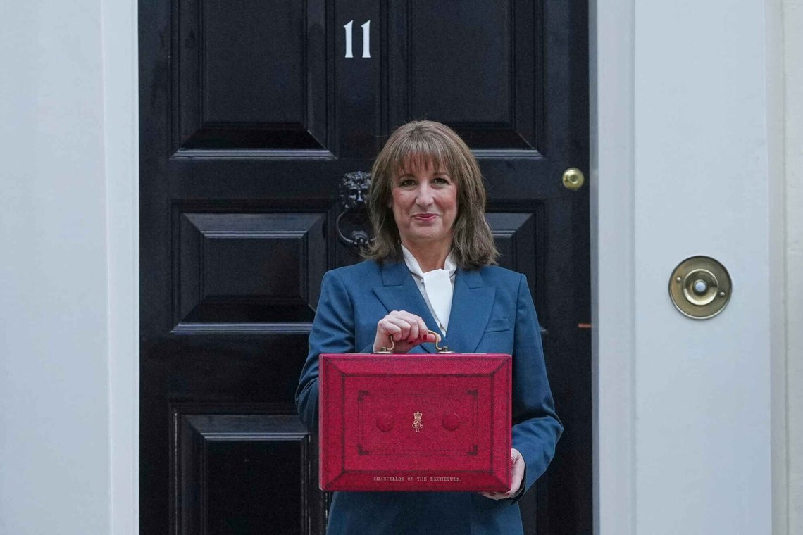 Storbritanniens finansminister Rachel Reeves med den röda ministerportföljen utanför Downing Street 11, på väg till parlamentet för att presentera ännu ett deprimerande budgetförslag i höst. Foto: Kirsty Wigglesworth/ AP/ NTB Storbritanniens finansminister Rachel Reeves med den röda ministerportföljen utanför Downing Street 11, på väg till parlamentet för att presentera ännu ett deprimerande budgetförslag i höst. Foto: Kirsty Wigglesworth/ AP/ NTB