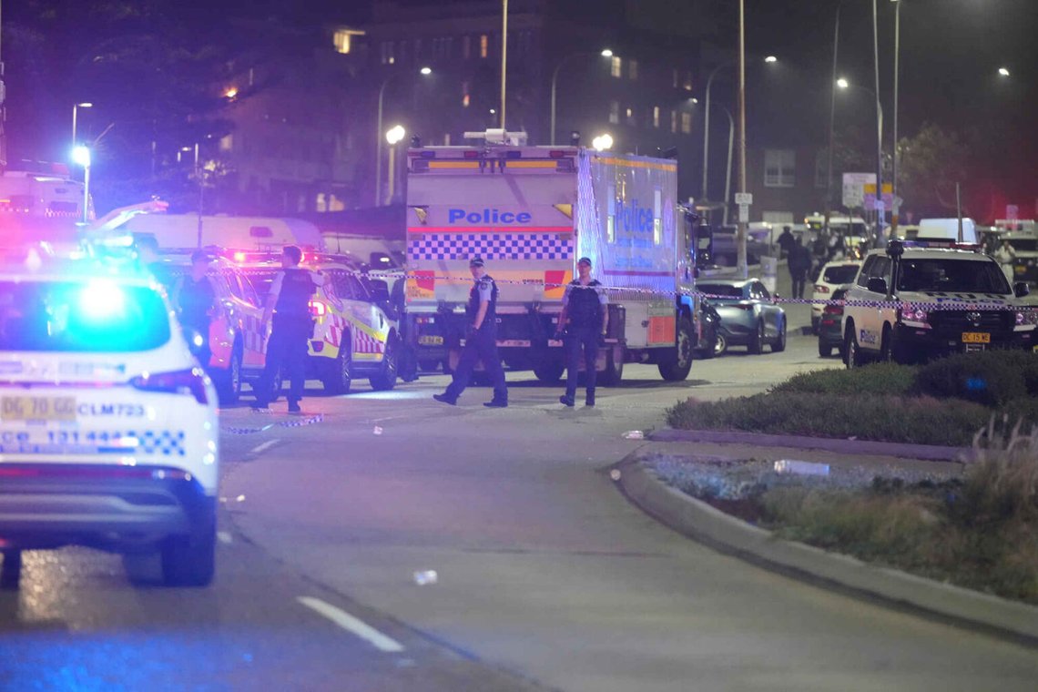 Australisk polis har spärrat av ett område vid Bondi Beach i Sydney efter masskjutningen där den 15 december 2025. Foto: Mark Baker / AP / NTB. Australisk polis har spärrat av ett område vid Bondi Beach i Sydney efter masskjutningen där den 15 december 2025. Foto: Mark Baker / AP / NTB.