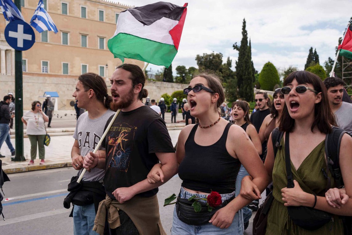 Pro-palestinska demonstrationer äger rum över hela Europa. På bilden visar en grupp aktivister i Aten sitt hat mot judar och ropar "Seger åt intifadan" medan de bar en gigantisk palestinsk flagga förbi parlamentet. Foto: Petros Giannakouris/ AP/ NTB Pro-palestinska demonstrationer äger rum över hela Europa. På bilden visar en grupp aktivister i Aten sitt hat mot judar och ropar "Seger åt intifadan" medan de bar en gigantisk palestinsk flagga förbi parlamentet. Foto: Petros Giannakouris/ AP/ NTB