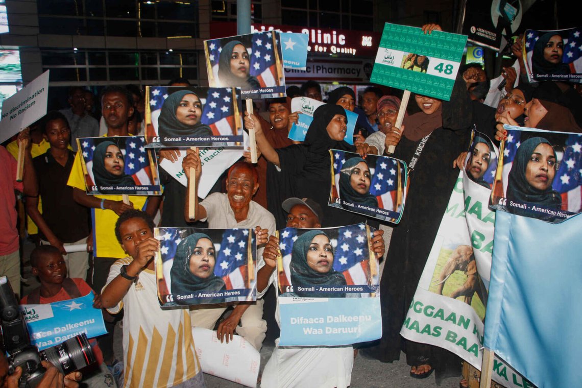 Demonstranter håller foton av den amerikanske representanten Ilhan Omar under en demonstration i Mogadishu, Somalia, fredagen den 5 december 2025. Foto: Farah Abdi Warsameh/AP Photo Demonstranter håller foton av den amerikanske representanten Ilhan Omar under en demonstration i Mogadishu, Somalia, fredagen den 5 december 2025. Foto: Farah Abdi Warsameh/AP Photo