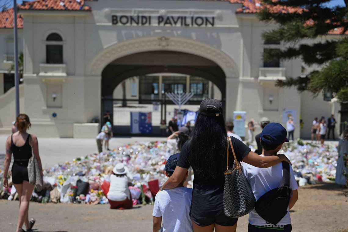 Sörjande besöker en blomsterpresent på fredagen utanför Bondi Pavilion för offren för terroristattacken på Bondi Beach i Sydney förra söndagen. Foto: Steve Markham/ AP/ NTB Sörjande besöker en blomsterpresent på fredagen utanför Bondi Pavilion för offren för terroristattacken på Bondi Beach i Sydney förra söndagen. Foto: Steve Markham/ AP/ NTB