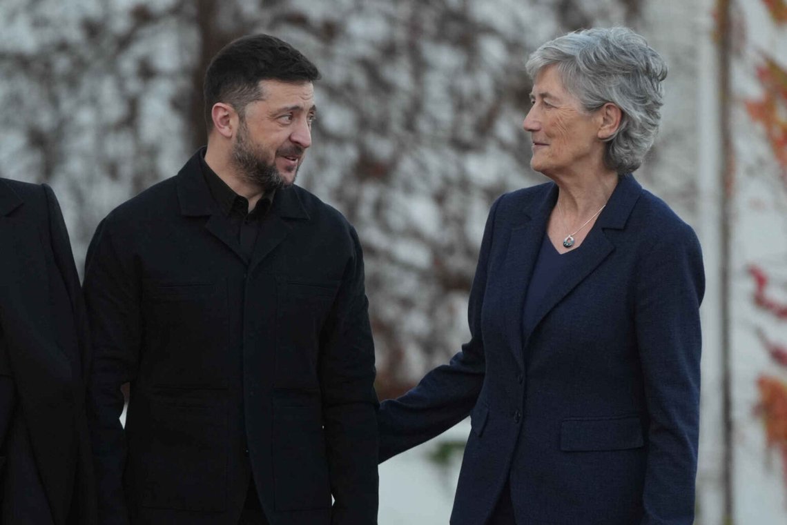 Ukrainas president Volodymyr Zelenskyy och Irlands president Catherine Connolly talar när de träffas i Aras an Uachtarain i Dublin under hans besök i Irland tisdagen den 2 december 2025. Foto: Brian Lawless/ PA via AP, Pool Ukrainas president Volodymyr Zelenskyy och Irlands president Catherine Connolly talar när de träffas i Aras an Uachtarain i Dublin under hans besök i Irland tisdagen den 2 december 2025. Foto: Brian Lawless/ PA via AP, Pool