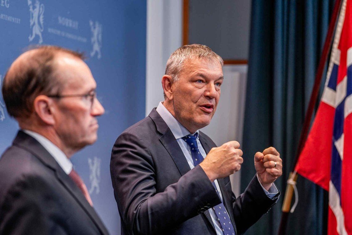 Norges utrikesminister Espen Barth Eide (vänster) möter pressen efter ett möte med generalkommissionären för FN:s hjälporganisation för palestinska flyktingar i Mellanöstern (Unrwa), Philippe Lazzarini (höger), på utrikesministeriet på tisdagskvällen. Foto: Terje Pedersen / NTB Norges utrikesminister Espen Barth Eide (vänster) möter pressen efter ett möte med generalkommissionären för FN:s hjälporganisation för palestinska flyktingar i Mellanöstern (Unrwa), Philippe Lazzarini (höger), på utrikesministeriet på tisdagskvällen. Foto: Terje Pedersen / NTB