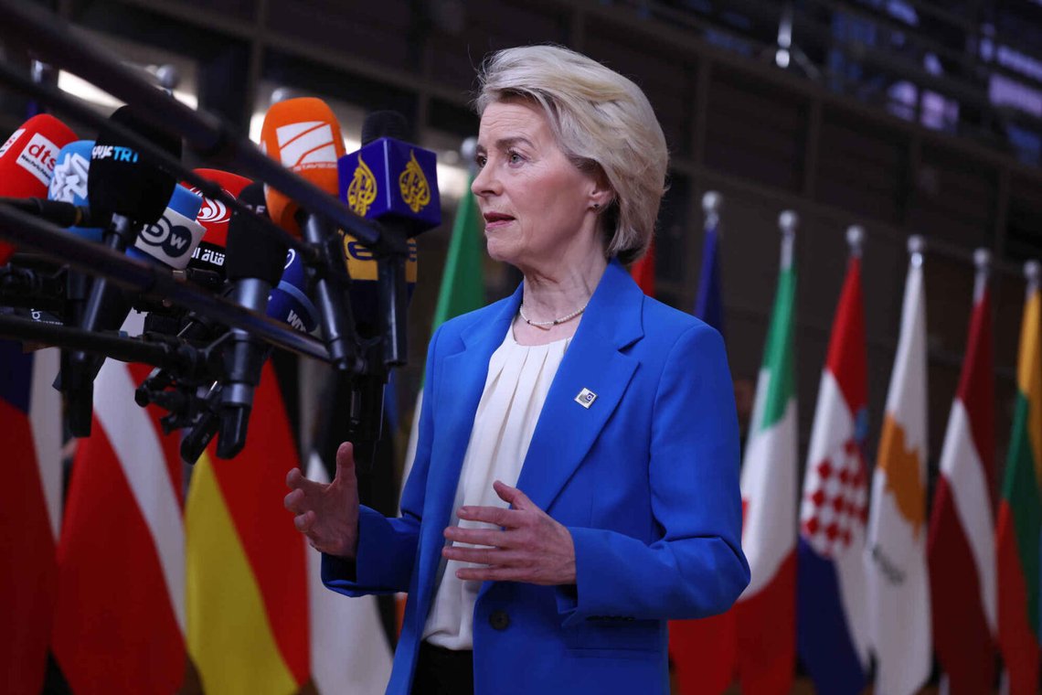 EU-länderna enades på fredagen om att ge Ukraina ett räntefritt lån på över 1000 miljarder kronor och måste själva låna pengarna och täcka räntekostnaderna. Lånet tillkännagavs av EU-kommissionens ordförande Ursula von der Leyen. Foto: AP / NTB EU-länderna enades på fredagen om att ge Ukraina ett räntefritt lån på över 1000 miljarder kronor och måste själva låna pengarna och täcka räntekostnaderna. Lånet tillkännagavs av EU-kommissionens ordförande Ursula von der Leyen. Foto: AP / NTB