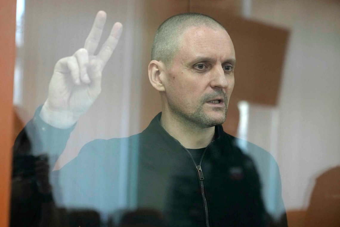 Sergej Udaltsov, rysk vänsteraktivist, gesterar sig bakom ett glas i en bur i en rättssal inför en session i Moskva, Ryssland, måndagen den 21 april 2025. Foto: Pavel Bednyakov/ AP Photo Sergej Udaltsov, rysk vänsteraktivist, gesterar sig bakom ett glas i en bur i en rättssal inför en session i Moskva, Ryssland, måndagen den 21 april 2025. Foto: Pavel Bednyakov/ AP Photo