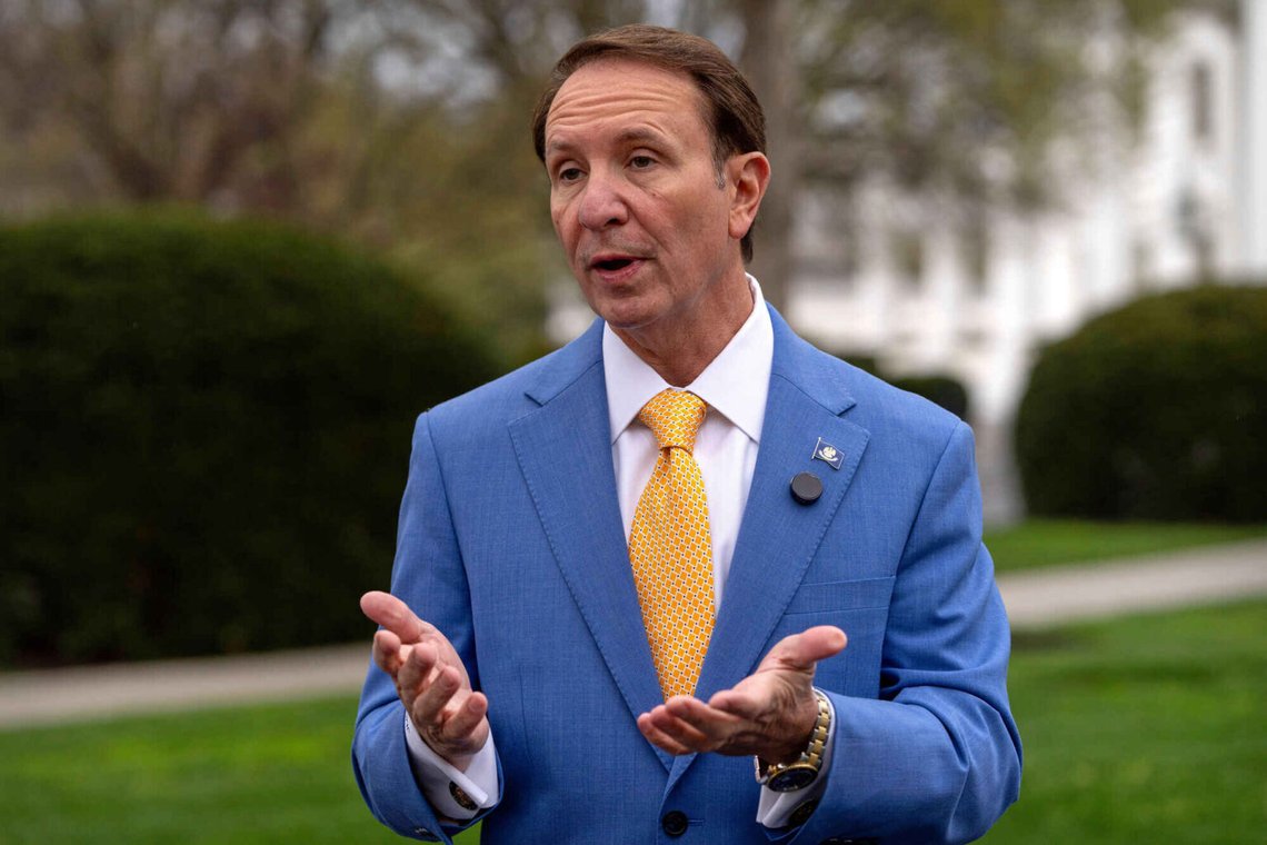 Louisianas guvernör Jeff Landry spelar in en video på sociala medier utanför Vita huset, 24 mars 2025, i Washington. Foto: Mark Schiefelbein/ AP Photo Louisianas guvernör Jeff Landry spelar in en video på sociala medier utanför Vita huset, 24 mars 2025, i Washington. Foto: Mark Schiefelbein/ AP Photo