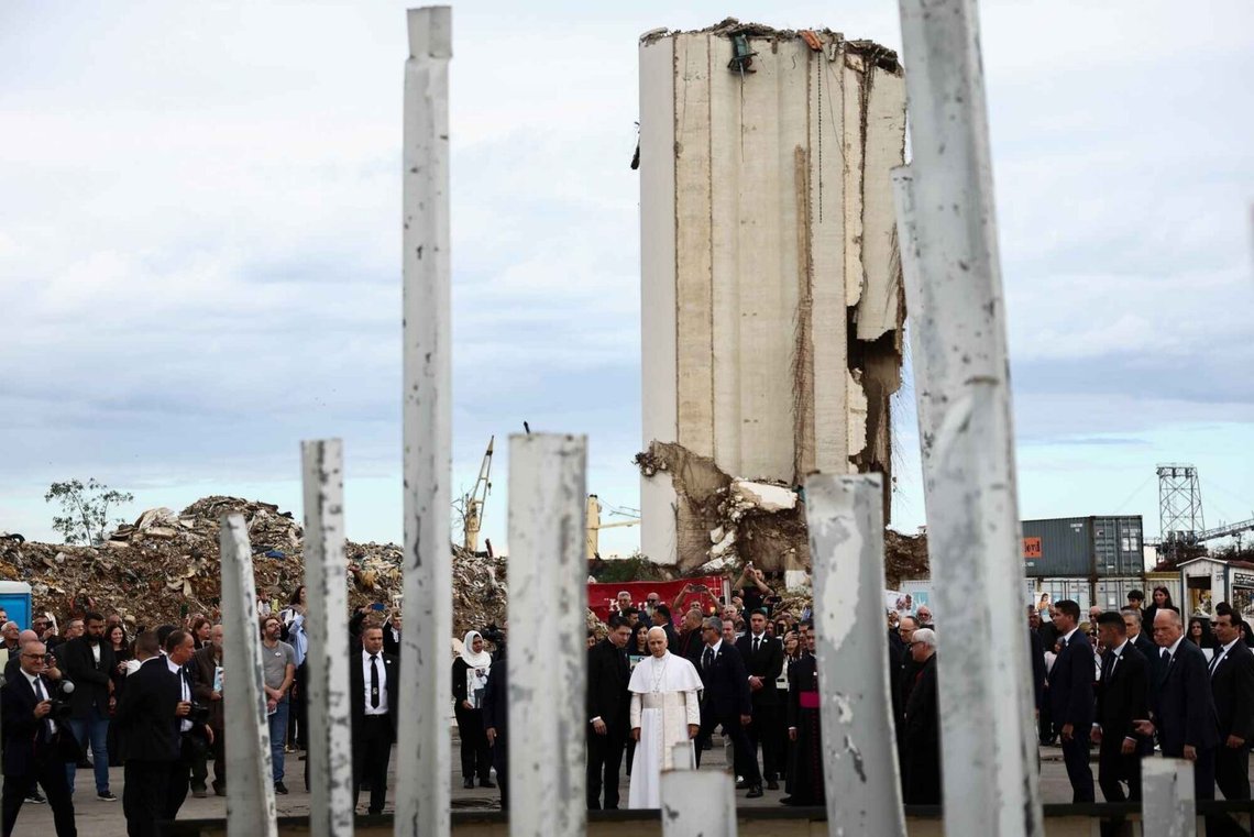 Påven Leo XIV håller en bönestund vid platsen för hamnexplosionen i Beirut 2020 i Beirut, Libanon, tisdagen den 2 december 2025. Foto: Yara Nardi/ Pool Via AP Påven Leo XIV håller en bönestund vid platsen för hamnexplosionen i Beirut 2020 i Beirut, Libanon, tisdagen den 2 december 2025. Foto: Yara Nardi/ Pool Via AP
