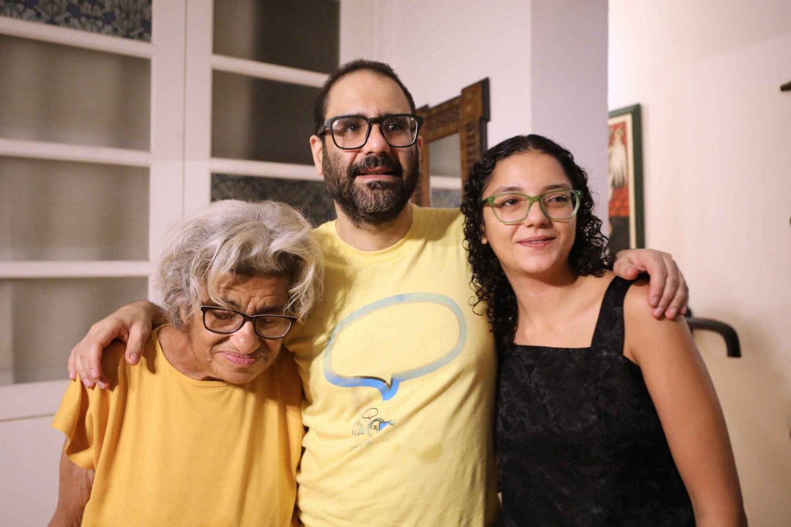 Islamisten Alaa Abd el-Fattah, som har suttit i fängelse under större delen av de senaste 12 åren, omfamnar sin mor Laila Soueif och syster Sanaa Seif i sitt hem efter att ha benådats av presidenten i Kairo. Foto: Khaled Elfiqi/ AP/ NTB Islamisten Alaa Abd el-Fattah, som har suttit i fängelse under större delen av de senaste 12 åren, omfamnar sin mor Laila Soueif och syster Sanaa Seif i sitt hem efter att ha benådats av presidenten i Kairo. Foto: Khaled Elfiqi/ AP/ NTB