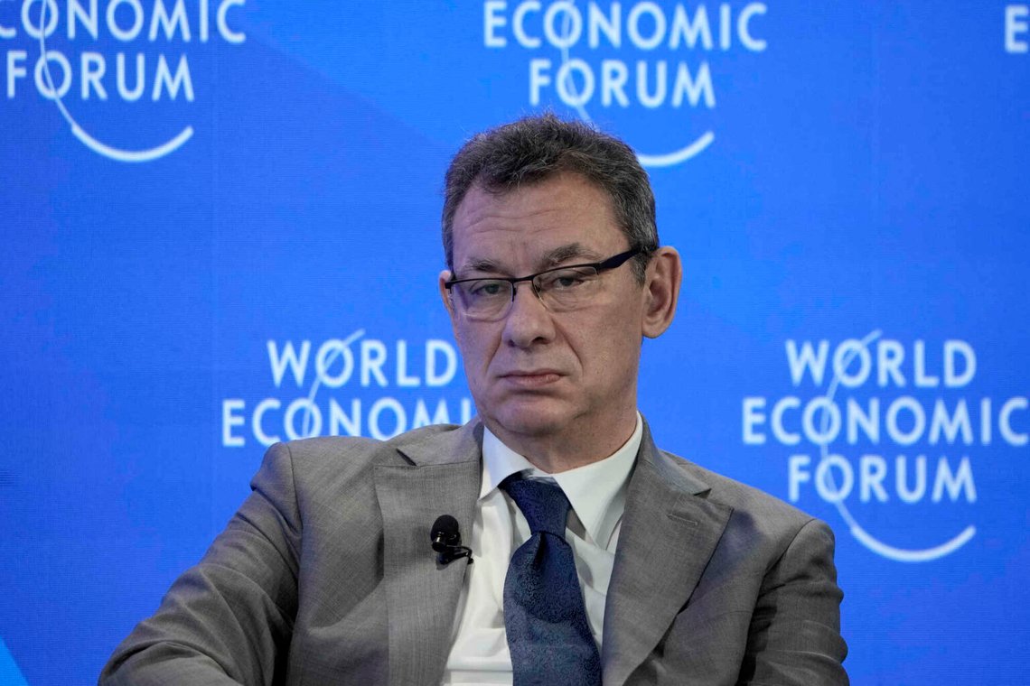 Pfizers VD Albert Bourla sitter på podiet under World Economic Forum i Davos, Schweiz, 19 januari 2023. Foto: Markus Schreiber, AP-NTB. Pfizers VD Albert Bourla sitter på podiet under World Economic Forum i Davos, Schweiz, 19 januari 2023. Foto: Markus Schreiber, AP-NTB.