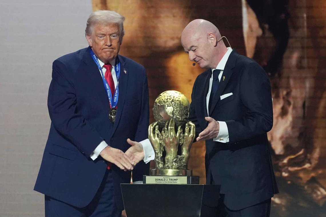FIFA-presidenten Gianni Infantino överlämnar FIFA:s fredspris till president Donald Trump under lottningen av VM-lagen 2026. Foto: Evan Vucci/AP/NTB FIFA-presidenten Gianni Infantino överlämnar FIFA:s fredspris till president Donald Trump under lottningen av VM-lagen 2026. Foto: Evan Vucci/AP/NTB