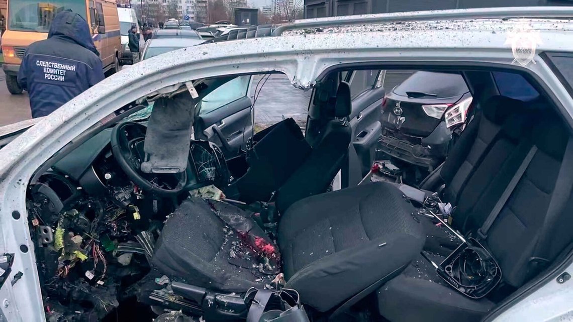Denna bild, tagen från en video som tillhandahölls av Moskvas utredningskommitté måndagen den 22 december 2025, visar platsen där generallöjtnant Fanil Sarvarov, chef för den ryska väpnade styrkans generalstabs direktorat för operativ utbildning, dödades av en explosiv anordning placerad under hans bil i Moskva. Foto: Moskvas utredningskommitté via AP Denna bild, tagen från en video som tillhandahölls av Moskvas utredningskommitté måndagen den 22 december 2025, visar platsen där generallöjtnant Fanil Sarvarov, chef för den ryska väpnade styrkans generalstabs direktorat för operativ utbildning, dödades av en explosiv anordning placerad under hans bil i Moskva. Foto: Moskvas utredningskommitté via AP
