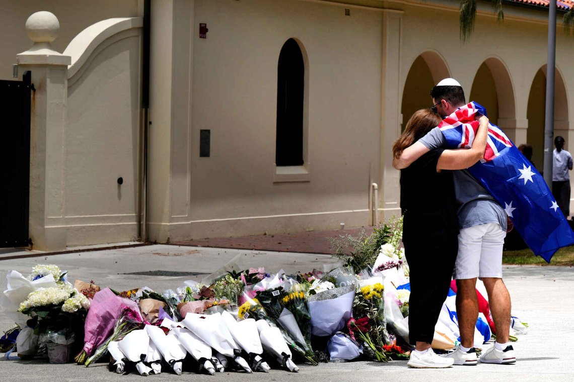 Ett par lägger blommor vid ett minnesmärke för offren för skjutningen utanför Bondi Pavilion på Bondi Beach i Sydney, måndagen den 15 december 2025, dagen efter skjutningen. Foto: Mark Baker / AP / NTB Ett par lägger blommor vid ett minnesmärke för offren för skjutningen utanför Bondi Pavilion på Bondi Beach i Sydney, måndagen den 15 december 2025, dagen efter skjutningen. Foto: Mark Baker / AP / NTB