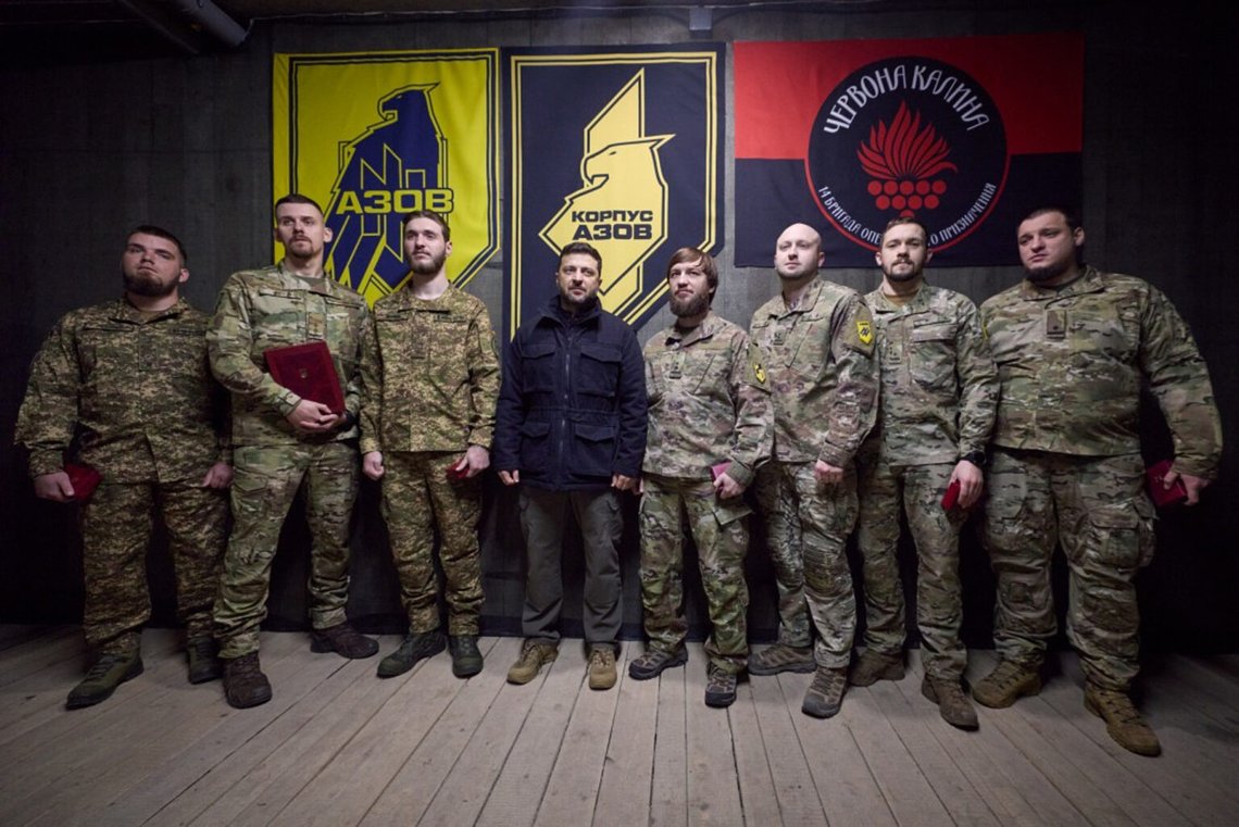 På detta foto, tillhandahållet av den ukrainska presidentens pressbyrå, poserar Ukrainas president Volodymyr Zelenskyj, i mitten, för ett foto med militärer nära frontlinjen i staden Pokrovsk, Donetsk-regionen, Ukraina, tisdagen den 4 november 2025. Foto: Ukrainas presidentens pressbyrå via AP På detta foto, tillhandahållet av den ukrainska presidentens pressbyrå, poserar Ukrainas president Volodymyr Zelenskyj, i mitten, för ett foto med militärer nära frontlinjen i staden Pokrovsk, Donetsk-regionen, Ukraina, tisdagen den 4 november 2025. Foto: Ukrainas presidentens pressbyrå via AP