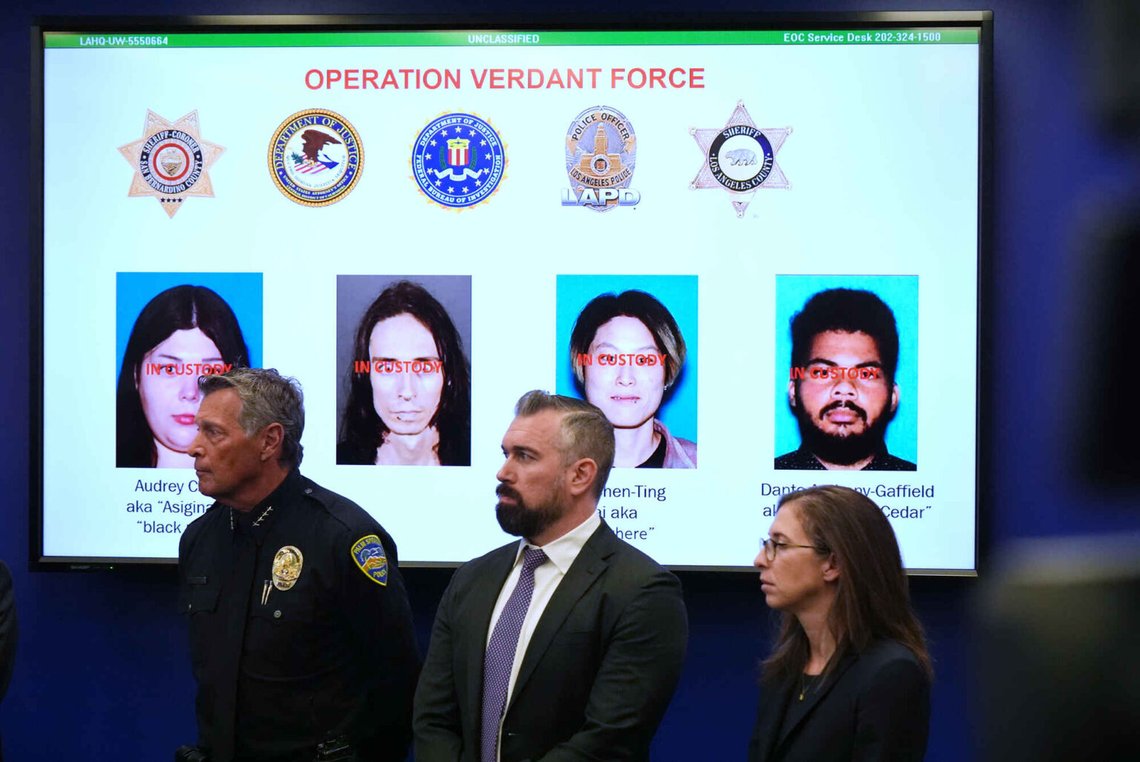 Bilder på misstänkta i en terrorkomplott visas på en skärm under en presskonferens måndagen den 15 december i Los Angeles. Foto: Damian Dovarganes/ AP/ NTB Bilder på misstänkta i en terrorkomplott visas på en skärm under en presskonferens måndagen den 15 december i Los Angeles. Foto: Damian Dovarganes/ AP/ NTB