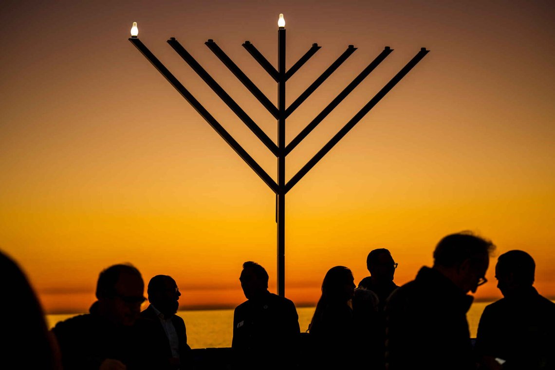 Människor samlas runt en menorah i San Clemente under ett Hanukkah-firande i San Clemente, Kalifornien, den 18 december 2022. Foto: Leonard Ortiz / Orange County Register via AP / NTB. Människor samlas runt en menorah i San Clemente under ett Hanukkah-firande i San Clemente, Kalifornien, den 18 december 2022. Foto: Leonard Ortiz / Orange County Register via AP / NTB.