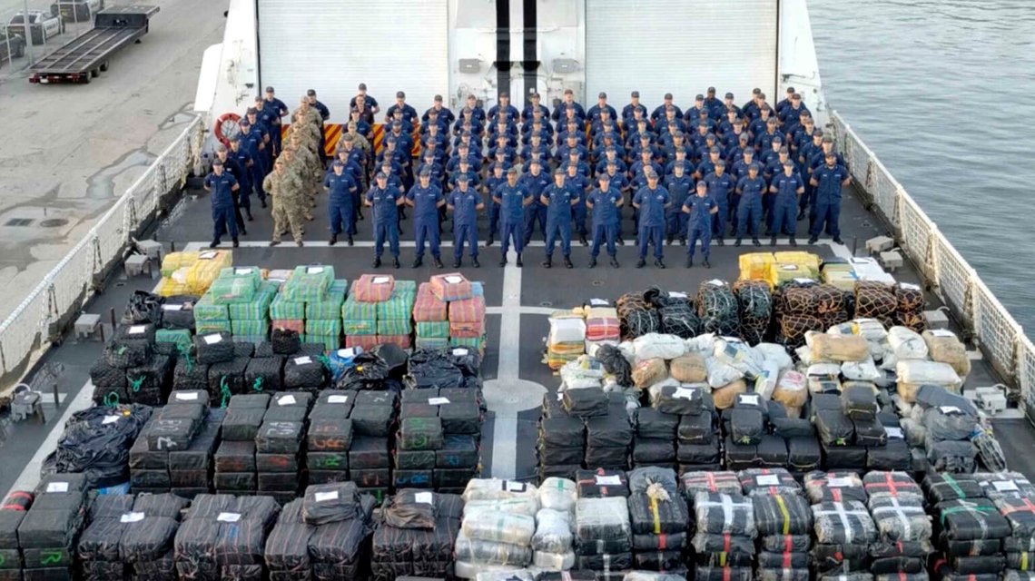 Denna stillbild från video, tillhandahållen av den amerikanska kustbevakningen, visar besättningsmedlemmar ombord på den amerikanska kustbevakningens kutter Hamilton efter att ha lossat olagliga narkotika i Port Everglades, Florida, måndagen den 25 augusti 2025. Foto: U.S. Coast Guard via AP Denna stillbild från video, tillhandahållen av den amerikanska kustbevakningen, visar besättningsmedlemmar ombord på den amerikanska kustbevakningens kutter Hamilton efter att ha lossat olagliga narkotika i Port Everglades, Florida, måndagen den 25 augusti 2025. Foto: U.S. Coast Guard via AP