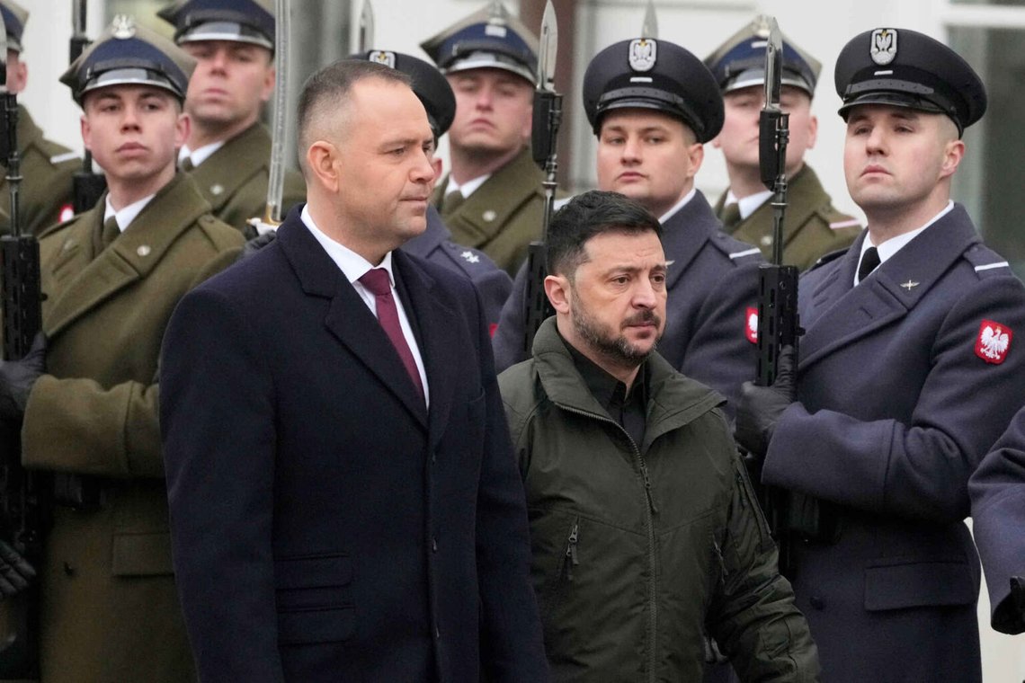 Polens president Karol Nawrocki, vänster, och Ukrainas president Volodymyr Zelenskyj deltar i en officiell välkomstceremoni före deras möte i presidentpalatset i Warszawa, Polen, fredagen den 19 december 2025. Foto: Czarek Sokolowski/ AP Photo Polens president Karol Nawrocki, vänster, och Ukrainas president Volodymyr Zelenskyj deltar i en officiell välkomstceremoni före deras möte i presidentpalatset i Warszawa, Polen, fredagen den 19 december 2025. Foto: Czarek Sokolowski/ AP Photo