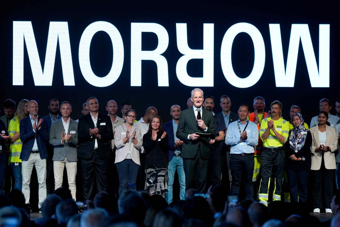 Arendal 20240816. Morrows batterifabrik i Arendal öppnar officiellt med Norges statsminister Jonas Gahr Støre närvarande. Morrow Batteries AS är ett norskt företag som grundades 2014 för att producera bilbatterier för elbilar. Støre lade grundstenen för den första byggfasen av Morrows batterifabrik i Arendal i september 2022. Foto: Heiko Junge / NTB Arendal 20240816. Morrows batterifabrik i Arendal öppnar officiellt med Norges statsminister Jonas Gahr Støre närvarande. Morrow Batteries AS är ett norskt företag som grundades 2014 för att producera bilbatterier för elbilar. Støre lade grundstenen för den första byggfasen av Morrows batterifabrik i Arendal i september 2022. Foto: Heiko Junge / NTB