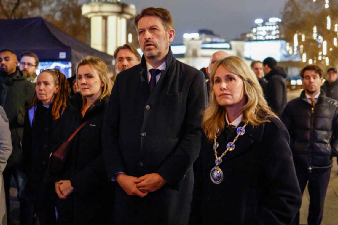 Oslo 20251217.
Ordfører i Oslo Anne Lindboe og leder i Oslos byråd Eirik Lae Solberg under en hanukkah-lystenning arrangert av den jødiske organisasjonen Chabad Libovitch på Rådhusplassen onsdag kveld.
Foto: Jonas Been Henriksen / NTB Oslo 20251217.
Ordfører i Oslo Anne Lindboe og leder i Oslos byråd Eirik Lae Solberg under en hanukkah-lystenning arrangert av den jødiske organisasjonen Chabad Libovitch på Rådhusplassen onsdag kveld.
Foto: Jonas Been Henriksen / NTB