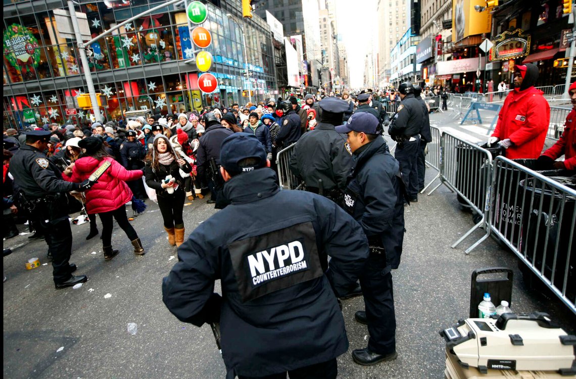 Antiterrorpoliser från New York-polisen patrullerar Times Square, beväpnade med utrustning för att upptäcka sprängämnen, den 31 december 2014. Foto: Kathy Willens/ AP Photo Antiterrorpoliser från New York-polisen patrullerar Times Square, beväpnade med utrustning för att upptäcka sprängämnen, den 31 december 2014. Foto: Kathy Willens/ AP Photo