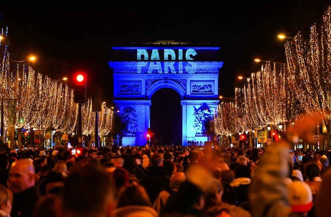 Paris, Frankrike, 1 januari 2023: Folkmassor samlades på Champs Elysées i Paris för att fira övergången till 2023 med ett fyrverkeri över Triumfbågen. Foto: Shutterstock. Paris, Frankrike, 1 januari 2023: Folkmassor samlades på Champs Elysées i Paris för att fira övergången till 2023 med ett fyrverkeri över Triumfbågen. Foto: Shutterstock.