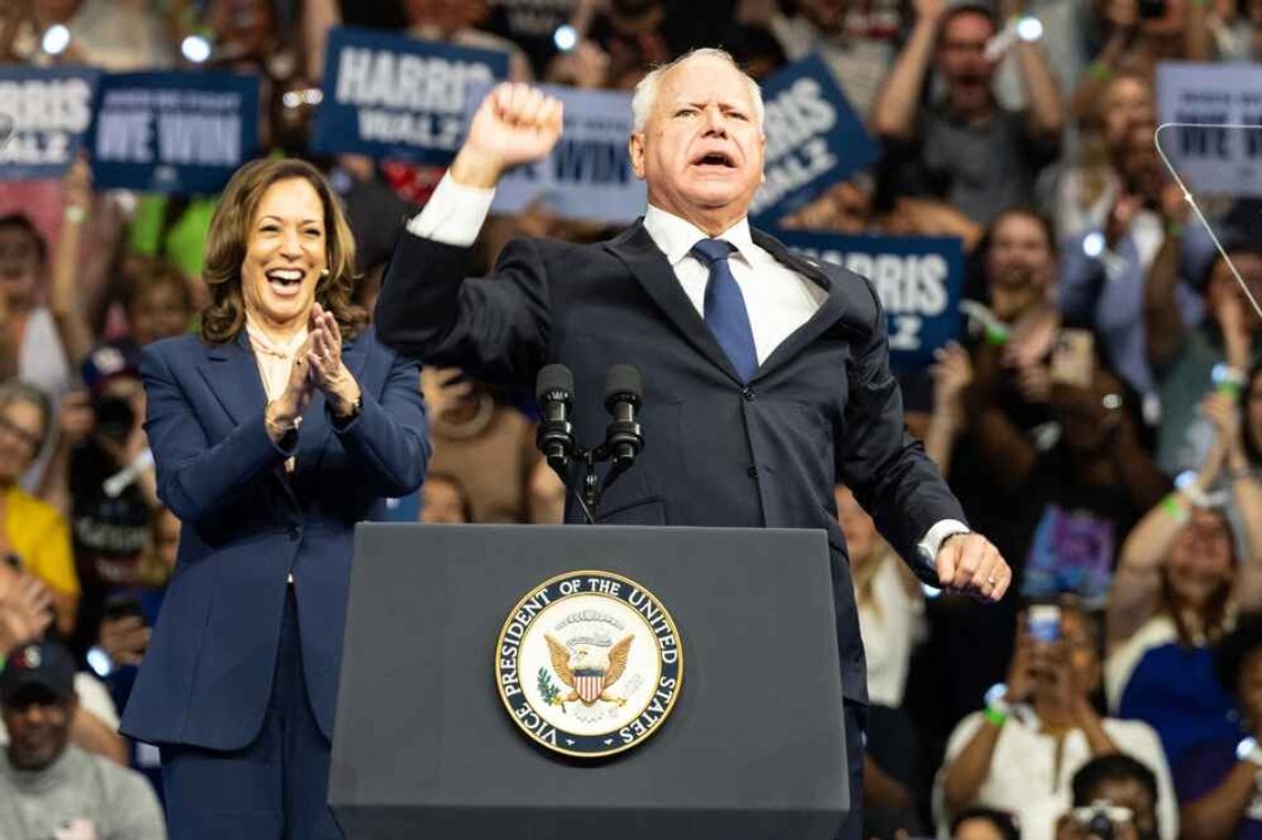 Minnesotas guvernör Tim Walz talar vid ett kampanjmöte på Liacouras Center vid Temple University i Philadelphia, Pennsylvania, den 6 augusti 2024, efter att ha presenterats av vicepresident Kamala Harris som hennes vicepresidentkandidat. Foto: Lev Radin/ Shutterstock. Minnesotas guvernör Tim Walz talar vid ett kampanjmöte på Liacouras Center vid Temple University i Philadelphia, Pennsylvania, den 6 augusti 2024, efter att ha presenterats av vicepresident Kamala Harris som hennes vicepresidentkandidat. Foto: Lev Radin/ Shutterstock.