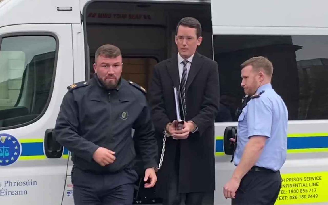 Skärmdump från X-video som visar det senaste gripandet av Enoch Burke. Skärmdump från X-video som visar det senaste gripandet av Enoch Burke.