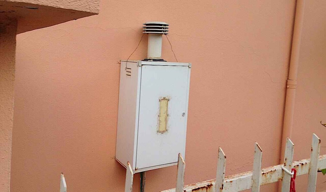 En gasdriven varmvattenberedare hänger på ytterväggen till ett hus på Sardinien, Italien. Foto: Nuorese 95 / Wikimedia Commons (cc by-sa 4.0). En gasdriven varmvattenberedare hänger på ytterväggen till ett hus på Sardinien, Italien. Foto: Nuorese 95 / Wikimedia Commons (cc by-sa 4.0).
