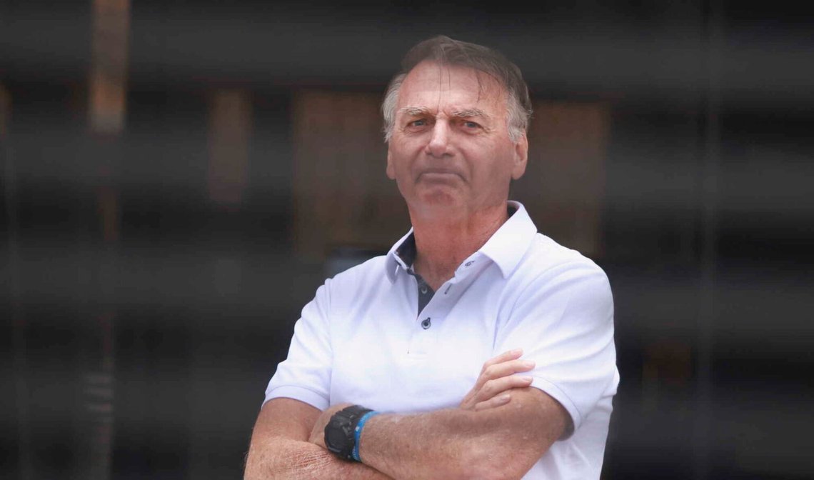 Brasiliens tidigare president Jair Bolsonaro fotograferas genom ett fönster vid ingången till sitt hem den 2 september 2025 i Brasilia, där han har avtjänat husarrest. Foto: Luis Nova / AP / NTB. Brasiliens tidigare president Jair Bolsonaro fotograferas genom ett fönster vid ingången till sitt hem den 2 september 2025 i Brasilia, där han har avtjänat husarrest. Foto: Luis Nova / AP / NTB.