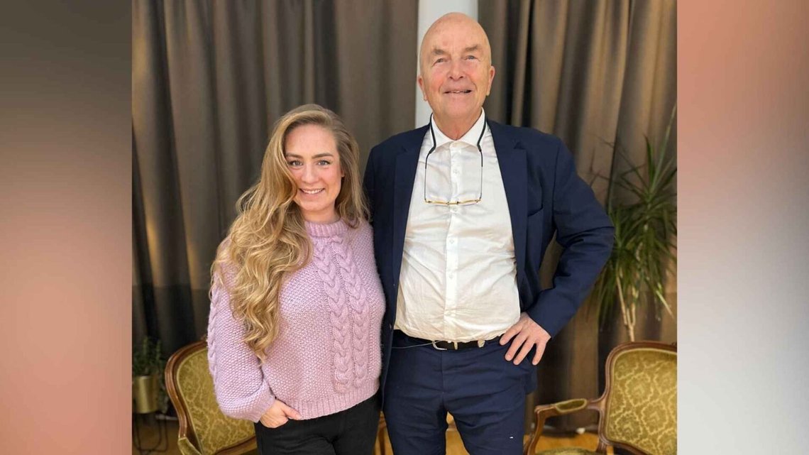 Podcastaren Silje Schevig låter chefredaktören Hans Rustad besöka sig för en stor intervju. Podcastaren Silje Schevig låter chefredaktören Hans Rustad besöka sig för en stor intervju.
