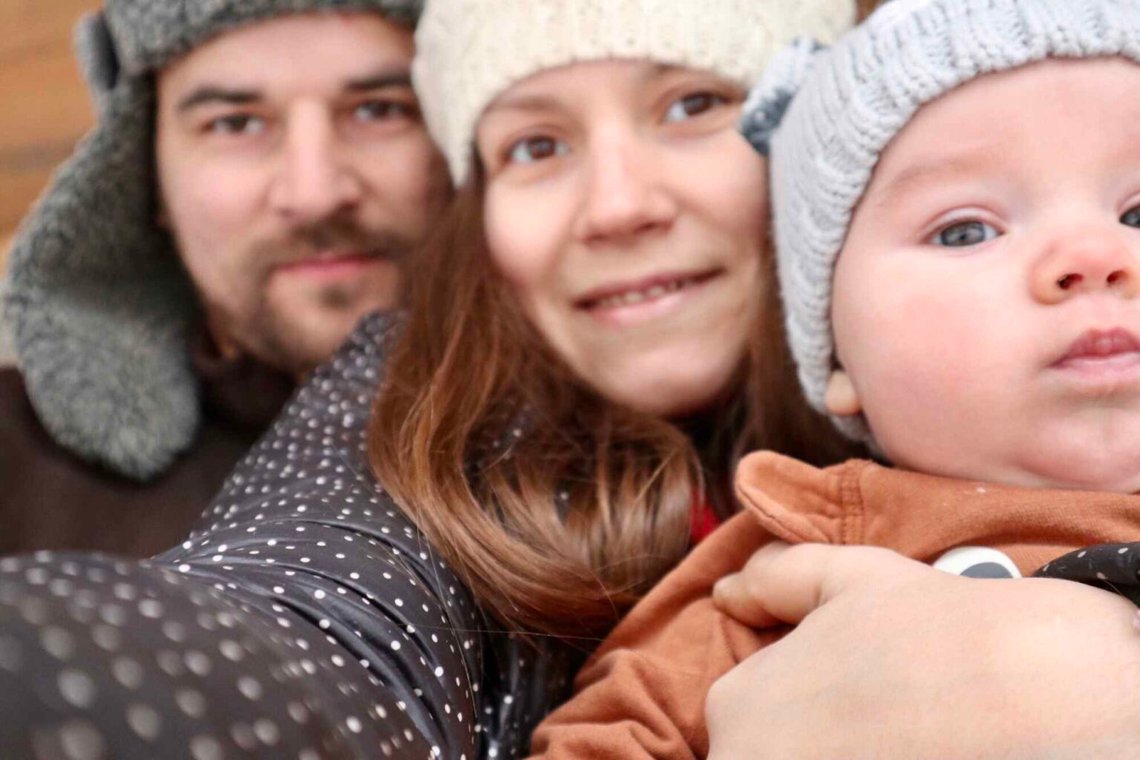 Alexandra Stamata och hennes man Florian flyttade tillbaka till Rumänien efter några år i England. De har startat Ferma Emigranti În Grădină, en liten gård, och har fem barn. Foto: Farma Emigranti i Gradina Alexandra Stamata och hennes man Florian flyttade tillbaka till Rumänien efter några år i England. De har startat Ferma Emigranti În Grădină, en liten gård, och har fem barn. Foto: Farma Emigranti i Gradina