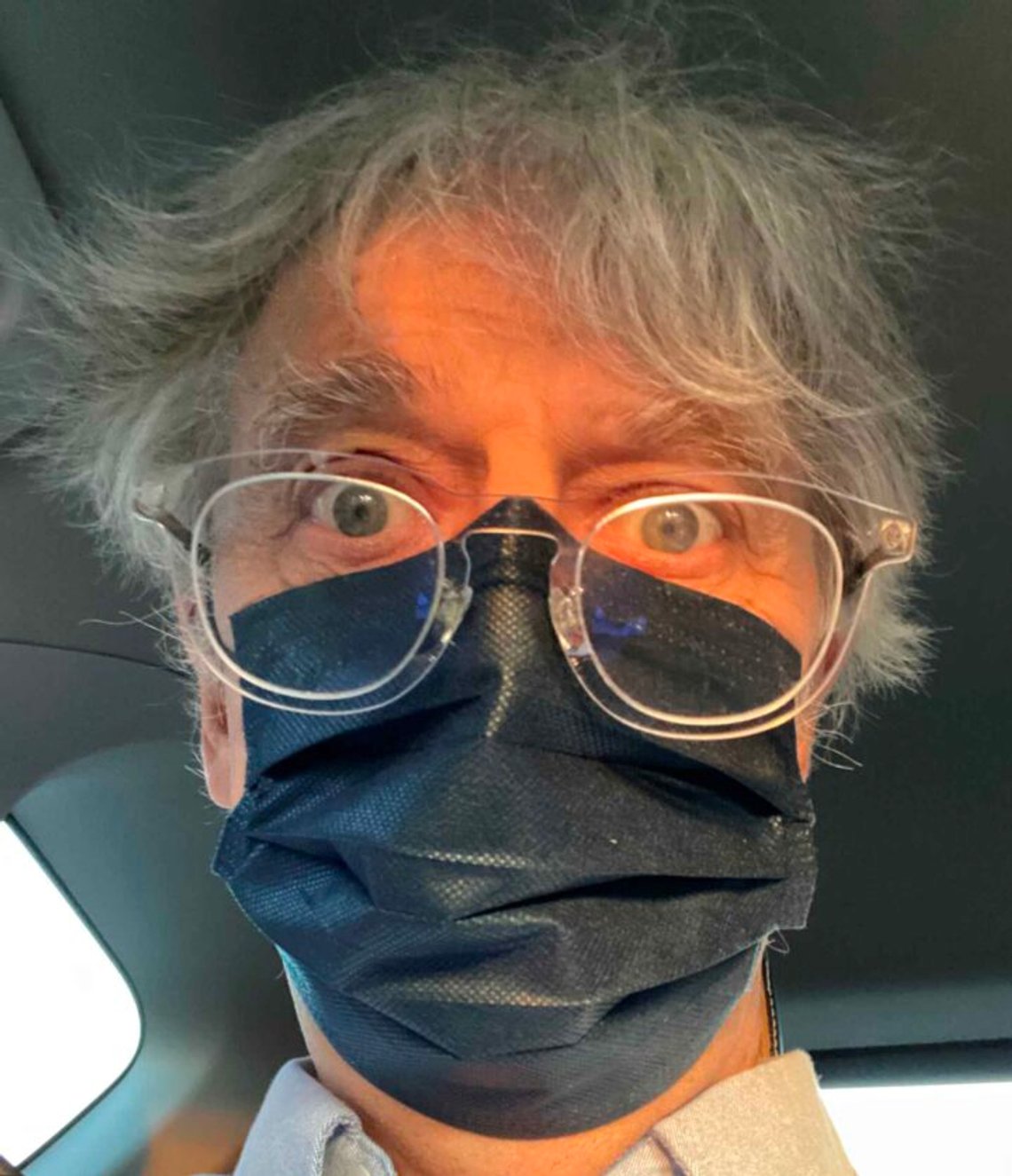 Många har försökt avslöja identiteten på Landsvägens Hämnare, men trafikgalanten går inte att utmanövrera. Här ser vi honom ordentligt maskerad under en shoppingtur på Meny. Foto: Privat Många har försökt avslöja identiteten på Landsvägens Hämnare, men trafikgalanten går inte att utmanövrera. Här ser vi honom ordentligt maskerad under en shoppingtur på Meny. Foto: Privat