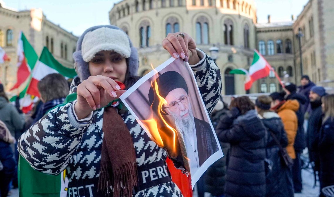 En demonstrant bränner en bild av Irans högste ledare Ali Khamenei under en protest mot den iranska regimen framför Stortinget i Oslo den 10 januari 2026. Foto: Terje Pedersen / NTB. En demonstrant bränner en bild av Irans högste ledare Ali Khamenei under en protest mot den iranska regimen framför Stortinget i Oslo den 10 januari 2026. Foto: Terje Pedersen / NTB.